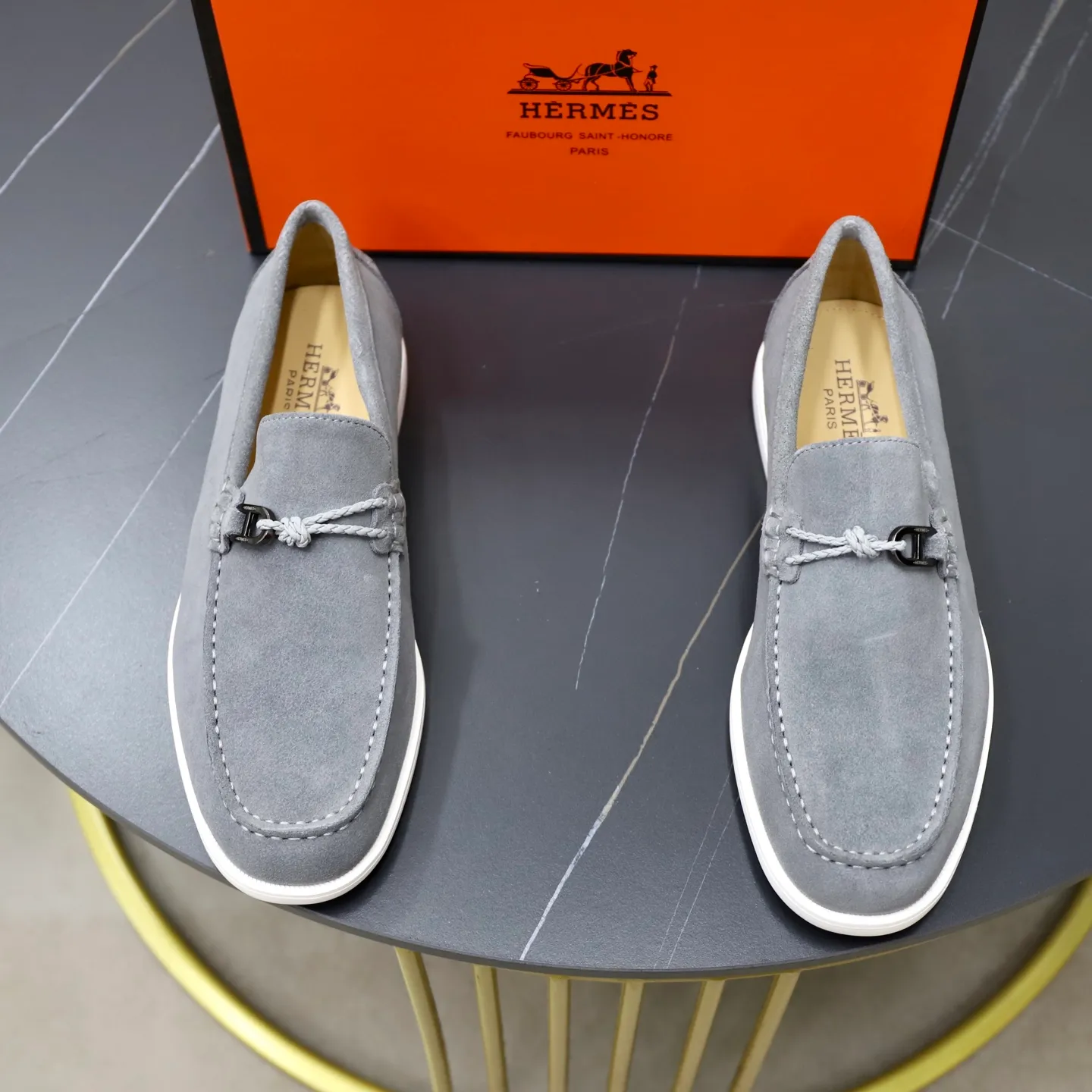 Ex-factory price: 540💰Hermès/Hermès slip-on men's shoes. This shoe is made of imported cow suede leather, with simple and smooth lines, and a 3CM rubber foam ultra-light sole combined with aerodynamic design! Youthful and fashionable, H button decoration, contrasting leather embellishment on the heel, calf lining to gently wrap your feet, with embossed logo cowhide feet, leather rock strips, casual and urban style, highlighting youthful vitality, sports and leisure version, super versatile Size number: 38-39-40-41-42-43-44 Standard leather shoe size (45 can be customized but does not support returns)